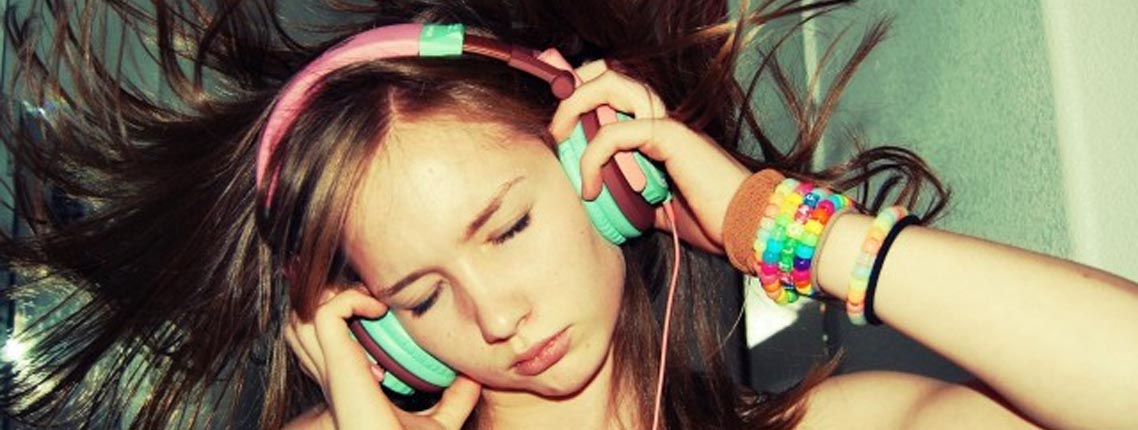 Musica assordante che causa disturbi all'udito